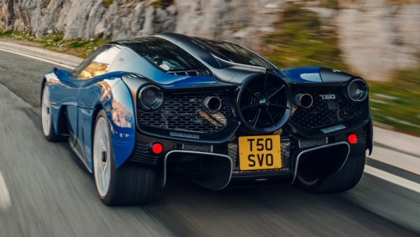 Естественото продължение след F1 на гения Гордън Мъри е тази кола. Що се отнася до автомобилния пуризъм, Cosworth V12, съчетан с прецизни мерки за намаляване на теглото, дава невероятен резултат. „Почти сигурно никога няма да бъде подобрен“, както казват от Top Gear по адрес на Т.50.